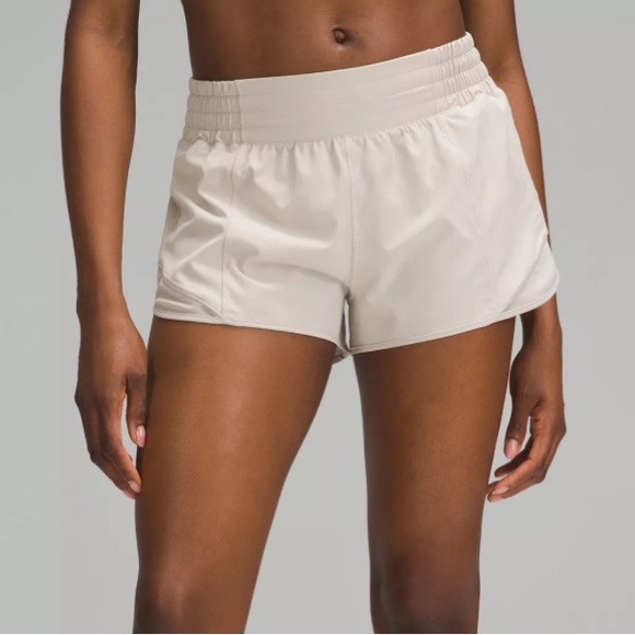 Lululemon Hotty Hot High-Rise Lined Short 2.5" in Mojave Tan, Size 6 - Picture 1 of 5